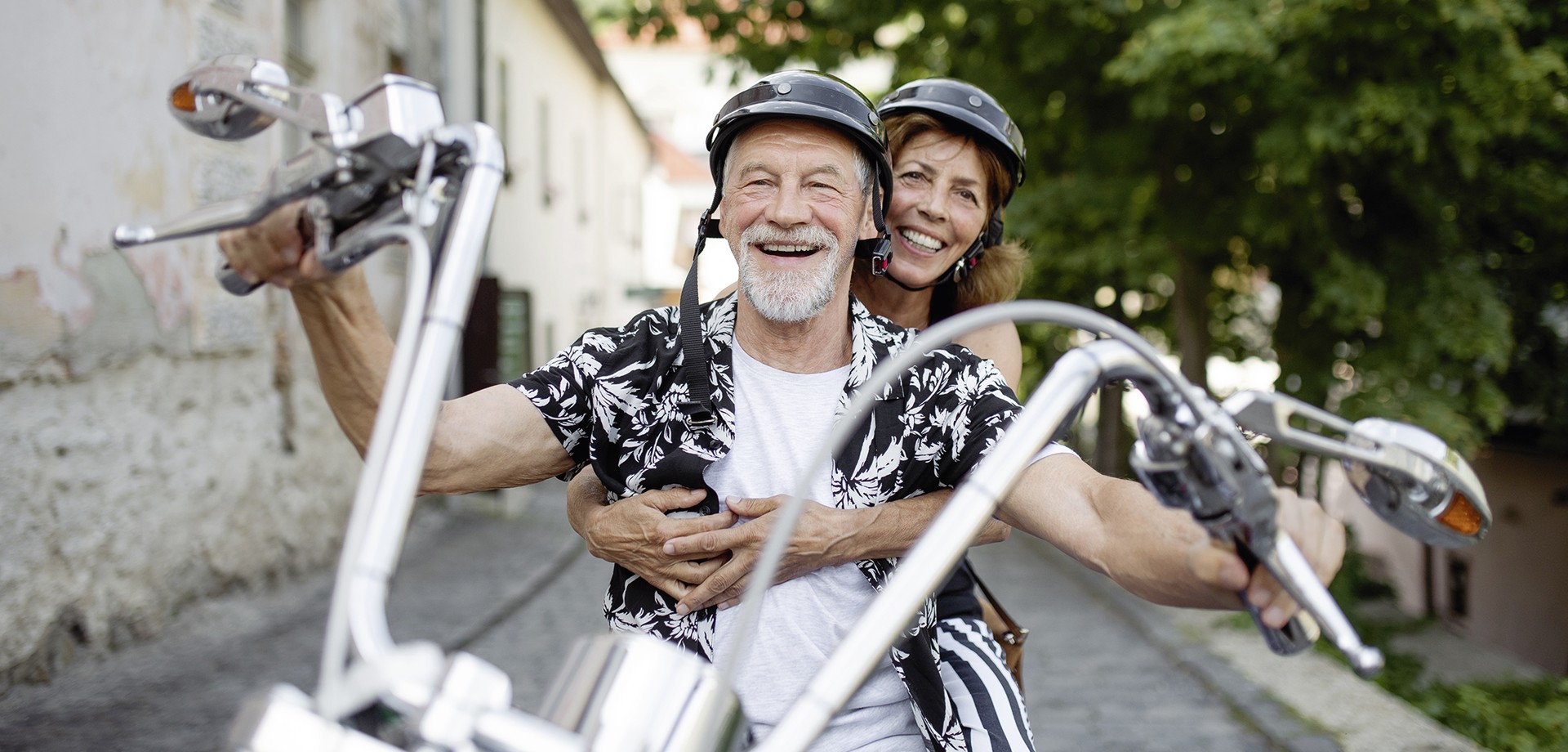 Mann und Frau auf einem Motorrad. Lachen.